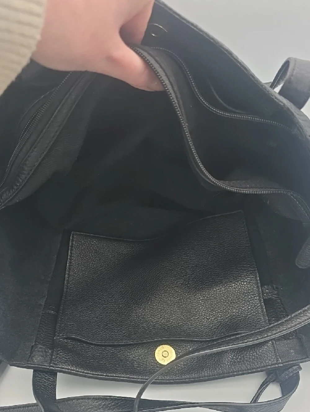 Michael Kors Black Pebbled Leather Tassle Large Tote W/ Gold MK Charm (EUC)✨️🖤✨